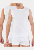 afbeelding van 2 heren die een witte mouwloze shirt met boxershorts dragen