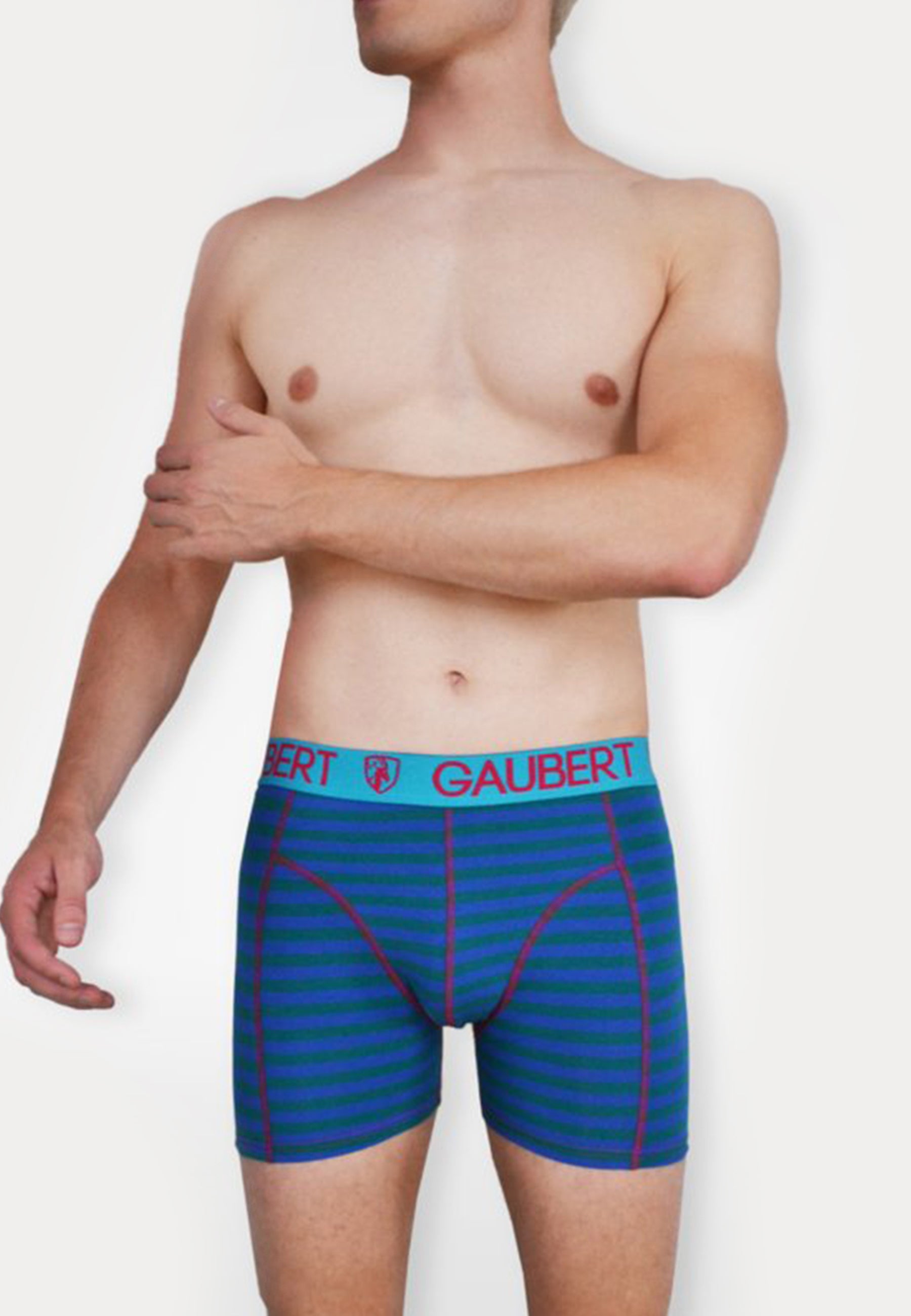 Een man met een gestreepte katoenen boxershort van het merk Gaubert